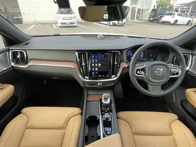 ボルボ ボルボ Ｖ６０ クロスカントリー アルティメット B5 AWD 宮崎県 2024(令6)年 0.9万km クリスタルホワイトP ワンオーナー車/純正ディスプレイオーディオ/Bowers & Willkinsプレミアムサウンド・オーディオシステム/Apple CarPlay/Android Auto/シートヒーター/エアーシート/ステアリングヒーター/ステアリングスイッチ/アラウンドビューモニター/パワーシート　前列シート両方/電動格納シート　前列シート両方/レザーシート　ベージュ/サンルーフ/ビルトインETC/タイプCポート×２/ルーフレール/純正ドライブレコーダー　前後/オートライト