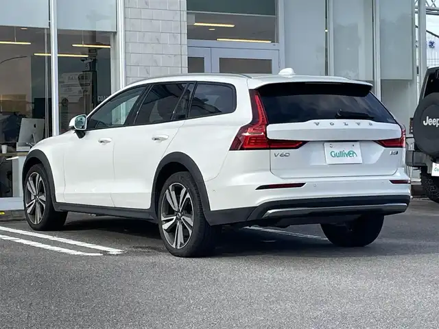 ボルボ ボルボ Ｖ６０ クロスカントリー アルティメット B5 AWD 宮崎県 2024(令6)年 0.9万km クリスタルホワイトP ワンオーナー車/純正ディスプレイオーディオ/Bowers & Willkinsプレミアムサウンド・オーディオシステム/Apple CarPlay/Android Auto/シートヒーター/エアーシート/ステアリングヒーター/ステアリングスイッチ/アラウンドビューモニター/パワーシート　前列シート両方/電動格納シート　前列シート両方/レザーシート　ベージュ/サンルーフ/ビルトインETC/タイプCポート×２/ルーフレール/純正ドライブレコーダー　前後/オートライト