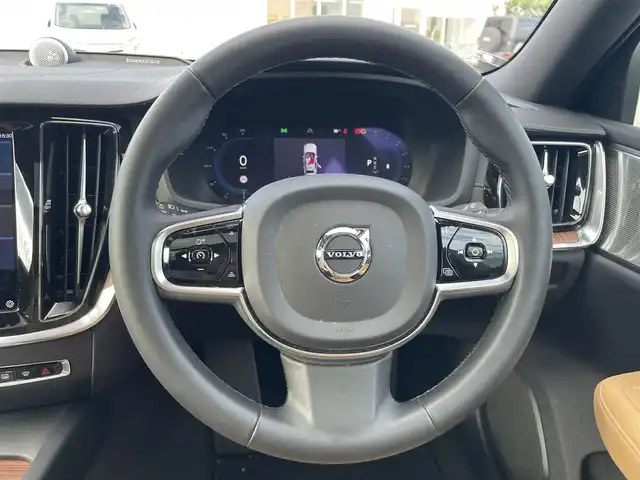 ボルボ ボルボ Ｖ６０ クロスカントリー アルティメット B5 AWD 宮崎県 2024(令6)年 0.9万km クリスタルホワイトP ワンオーナー車/純正ディスプレイオーディオ/Bowers & Willkinsプレミアムサウンド・オーディオシステム/Apple CarPlay/Android Auto/シートヒーター/エアーシート/ステアリングヒーター/ステアリングスイッチ/アラウンドビューモニター/パワーシート　前列シート両方/電動格納シート　前列シート両方/レザーシート　ベージュ/サンルーフ/ビルトインETC/タイプCポート×２/ルーフレール/純正ドライブレコーダー　前後/オートライト