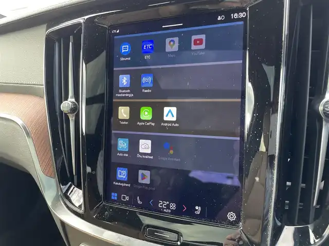 ボルボ ボルボ Ｖ６０ クロスカントリー アルティメット B5 AWD 宮崎県 2024(令6)年 0.9万km クリスタルホワイトP ワンオーナー車/純正ディスプレイオーディオ/Bowers & Willkinsプレミアムサウンド・オーディオシステム/Apple CarPlay/Android Auto/シートヒーター/エアーシート/ステアリングヒーター/ステアリングスイッチ/アラウンドビューモニター/パワーシート　前列シート両方/電動格納シート　前列シート両方/レザーシート　ベージュ/サンルーフ/ビルトインETC/タイプCポート×２/ルーフレール/純正ドライブレコーダー　前後/オートライト