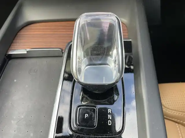 ボルボ ボルボ Ｖ６０ クロスカントリー アルティメット B5 AWD 宮崎県 2024(令6)年 0.9万km クリスタルホワイトP ワンオーナー車/純正ディスプレイオーディオ/Bowers & Willkinsプレミアムサウンド・オーディオシステム/Apple CarPlay/Android Auto/シートヒーター/エアーシート/ステアリングヒーター/ステアリングスイッチ/アラウンドビューモニター/パワーシート　前列シート両方/電動格納シート　前列シート両方/レザーシート　ベージュ/サンルーフ/ビルトインETC/タイプCポート×２/ルーフレール/純正ドライブレコーダー　前後/オートライト