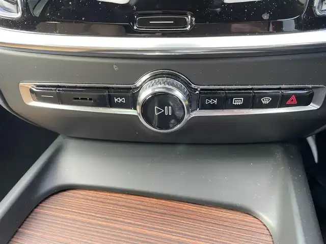 ボルボ ボルボ Ｖ６０ クロスカントリー アルティメット B5 AWD 宮崎県 2024(令6)年 0.9万km クリスタルホワイトP ワンオーナー車/純正ディスプレイオーディオ/Bowers & Willkinsプレミアムサウンド・オーディオシステム/Apple CarPlay/Android Auto/シートヒーター/エアーシート/ステアリングヒーター/ステアリングスイッチ/アラウンドビューモニター/パワーシート　前列シート両方/電動格納シート　前列シート両方/レザーシート　ベージュ/サンルーフ/ビルトインETC/タイプCポート×２/ルーフレール/純正ドライブレコーダー　前後/オートライト