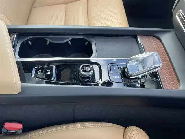 ボルボ ボルボ Ｖ６０ クロスカントリー アルティメット B5 AWD 宮崎県 2024(令6)年 0.9万km クリスタルホワイトP ワンオーナー車/純正ディスプレイオーディオ/Bowers & Willkinsプレミアムサウンド・オーディオシステム/Apple CarPlay/Android Auto/シートヒーター/エアーシート/ステアリングヒーター/ステアリングスイッチ/アラウンドビューモニター/パワーシート　前列シート両方/電動格納シート　前列シート両方/レザーシート　ベージュ/サンルーフ/ビルトインETC/タイプCポート×２/ルーフレール/純正ドライブレコーダー　前後/オートライト