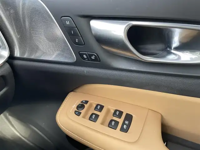 ボルボ ボルボ Ｖ６０ クロスカントリー アルティメット B5 AWD 宮崎県 2024(令6)年 0.9万km クリスタルホワイトP ワンオーナー車/純正ディスプレイオーディオ/Bowers & Willkinsプレミアムサウンド・オーディオシステム/Apple CarPlay/Android Auto/シートヒーター/エアーシート/ステアリングヒーター/ステアリングスイッチ/アラウンドビューモニター/パワーシート　前列シート両方/電動格納シート　前列シート両方/レザーシート　ベージュ/サンルーフ/ビルトインETC/タイプCポート×２/ルーフレール/純正ドライブレコーダー　前後/オートライト