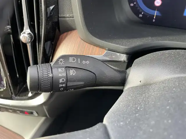 ボルボ ボルボ Ｖ６０ クロスカントリー アルティメット B5 AWD 宮崎県 2024(令6)年 0.9万km クリスタルホワイトP ワンオーナー車/純正ディスプレイオーディオ/Bowers & Willkinsプレミアムサウンド・オーディオシステム/Apple CarPlay/Android Auto/シートヒーター/エアーシート/ステアリングヒーター/ステアリングスイッチ/アラウンドビューモニター/パワーシート　前列シート両方/電動格納シート　前列シート両方/レザーシート　ベージュ/サンルーフ/ビルトインETC/タイプCポート×２/ルーフレール/純正ドライブレコーダー　前後/オートライト