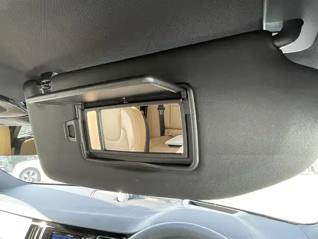 ボルボ ボルボ Ｖ６０ クロスカントリー アルティメット B5 AWD 宮崎県 2024(令6)年 0.9万km クリスタルホワイトP ワンオーナー車/純正ディスプレイオーディオ/Bowers & Willkinsプレミアムサウンド・オーディオシステム/Apple CarPlay/Android Auto/シートヒーター/エアーシート/ステアリングヒーター/ステアリングスイッチ/アラウンドビューモニター/パワーシート　前列シート両方/電動格納シート　前列シート両方/レザーシート　ベージュ/サンルーフ/ビルトインETC/タイプCポート×２/ルーフレール/純正ドライブレコーダー　前後/オートライト