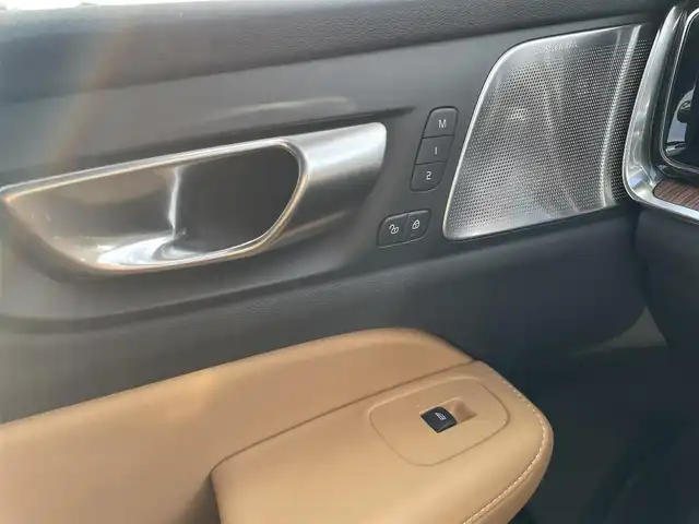 ボルボ ボルボ Ｖ６０ クロスカントリー アルティメット B5 AWD 宮崎県 2024(令6)年 0.9万km クリスタルホワイトP ワンオーナー車/純正ディスプレイオーディオ/Bowers & Willkinsプレミアムサウンド・オーディオシステム/Apple CarPlay/Android Auto/シートヒーター/エアーシート/ステアリングヒーター/ステアリングスイッチ/アラウンドビューモニター/パワーシート　前列シート両方/電動格納シート　前列シート両方/レザーシート　ベージュ/サンルーフ/ビルトインETC/タイプCポート×２/ルーフレール/純正ドライブレコーダー　前後/オートライト