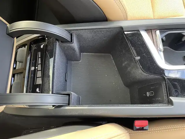 ボルボ ボルボ Ｖ６０ クロスカントリー アルティメット B5 AWD 宮崎県 2024(令6)年 0.9万km クリスタルホワイトP ワンオーナー車/純正ディスプレイオーディオ/Bowers & Willkinsプレミアムサウンド・オーディオシステム/Apple CarPlay/Android Auto/シートヒーター/エアーシート/ステアリングヒーター/ステアリングスイッチ/アラウンドビューモニター/パワーシート　前列シート両方/電動格納シート　前列シート両方/レザーシート　ベージュ/サンルーフ/ビルトインETC/タイプCポート×２/ルーフレール/純正ドライブレコーダー　前後/オートライト