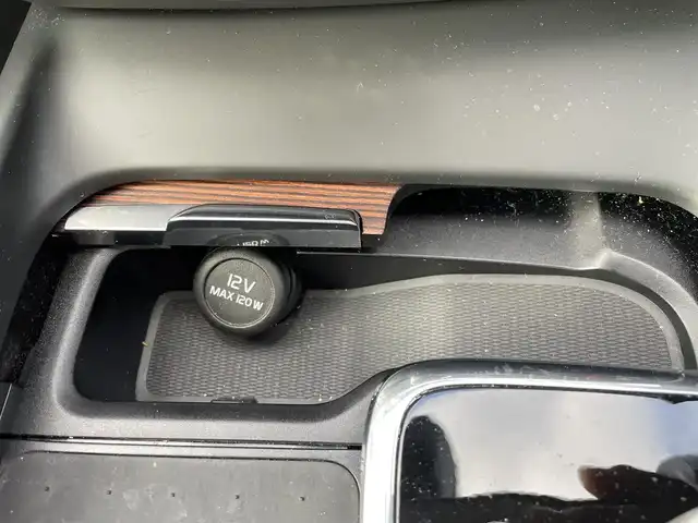 ボルボ ボルボ Ｖ６０ クロスカントリー アルティメット B5 AWD 宮崎県 2024(令6)年 0.9万km クリスタルホワイトP ワンオーナー車/純正ディスプレイオーディオ/Bowers & Willkinsプレミアムサウンド・オーディオシステム/Apple CarPlay/Android Auto/シートヒーター/エアーシート/ステアリングヒーター/ステアリングスイッチ/アラウンドビューモニター/パワーシート　前列シート両方/電動格納シート　前列シート両方/レザーシート　ベージュ/サンルーフ/ビルトインETC/タイプCポート×２/ルーフレール/純正ドライブレコーダー　前後/オートライト