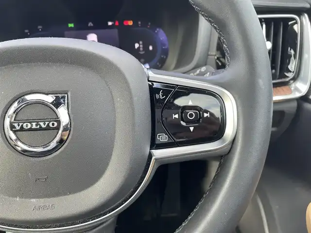 ボルボ ボルボ Ｖ６０ クロスカントリー アルティメット B5 AWD 宮崎県 2024(令6)年 0.9万km クリスタルホワイトP ワンオーナー車/純正ディスプレイオーディオ/Bowers & Willkinsプレミアムサウンド・オーディオシステム/Apple CarPlay/Android Auto/シートヒーター/エアーシート/ステアリングヒーター/ステアリングスイッチ/アラウンドビューモニター/パワーシート　前列シート両方/電動格納シート　前列シート両方/レザーシート　ベージュ/サンルーフ/ビルトインETC/タイプCポート×２/ルーフレール/純正ドライブレコーダー　前後/オートライト