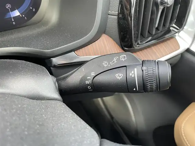ボルボ ボルボ Ｖ６０ クロスカントリー アルティメット B5 AWD 宮崎県 2024(令6)年 0.9万km クリスタルホワイトP ワンオーナー車/純正ディスプレイオーディオ/Bowers & Willkinsプレミアムサウンド・オーディオシステム/Apple CarPlay/Android Auto/シートヒーター/エアーシート/ステアリングヒーター/ステアリングスイッチ/アラウンドビューモニター/パワーシート　前列シート両方/電動格納シート　前列シート両方/レザーシート　ベージュ/サンルーフ/ビルトインETC/タイプCポート×２/ルーフレール/純正ドライブレコーダー　前後/オートライト