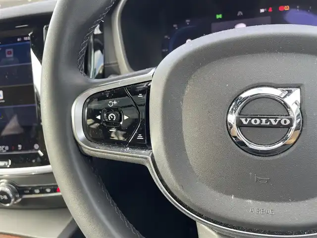 ボルボ ボルボ Ｖ６０ クロスカントリー アルティメット B5 AWD 宮崎県 2024(令6)年 0.9万km クリスタルホワイトP ワンオーナー車/純正ディスプレイオーディオ/Bowers & Willkinsプレミアムサウンド・オーディオシステム/Apple CarPlay/Android Auto/シートヒーター/エアーシート/ステアリングヒーター/ステアリングスイッチ/アラウンドビューモニター/パワーシート　前列シート両方/電動格納シート　前列シート両方/レザーシート　ベージュ/サンルーフ/ビルトインETC/タイプCポート×２/ルーフレール/純正ドライブレコーダー　前後/オートライト