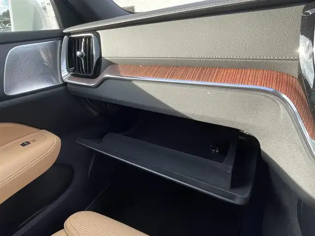 ボルボ ボルボ Ｖ６０ クロスカントリー アルティメット B5 AWD 宮崎県 2024(令6)年 0.9万km クリスタルホワイトP ワンオーナー車/純正ディスプレイオーディオ/Bowers & Willkinsプレミアムサウンド・オーディオシステム/Apple CarPlay/Android Auto/シートヒーター/エアーシート/ステアリングヒーター/ステアリングスイッチ/アラウンドビューモニター/パワーシート　前列シート両方/電動格納シート　前列シート両方/レザーシート　ベージュ/サンルーフ/ビルトインETC/タイプCポート×２/ルーフレール/純正ドライブレコーダー　前後/オートライト