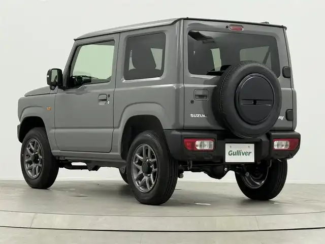 スズキ ジムニー XC 大阪府 2025(令7)年 0.1千km ミディアムグレー 登録済未使用車/４駆/インタークーラーターボ/デュアルセンサーブレーキサポート/レーンキープアシスト/横滑り防止装置/クルーズコントロール/オートライト/コーナーセンサー後ろ/アイドリングストップ/ヒーテッドドアミラー/背面タイヤ/純正16インチアルミホイール/シートヒーター　D+N席