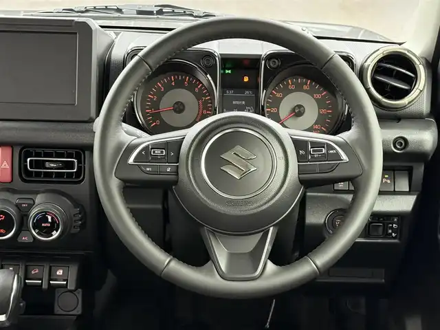 スズキ ジムニー XC 大阪府 2025(令7)年 0.1千km ミディアムグレー 登録済未使用車/４駆/インタークーラーターボ/デュアルセンサーブレーキサポート/レーンキープアシスト/横滑り防止装置/クルーズコントロール/オートライト/コーナーセンサー後ろ/アイドリングストップ/ヒーテッドドアミラー/背面タイヤ/純正16インチアルミホイール/シートヒーター　D+N席