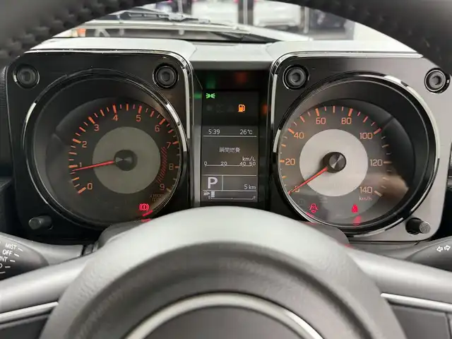 スズキ ジムニー XC 大阪府 2025(令7)年 0.1千km ミディアムグレー 登録済未使用車/４駆/インタークーラーターボ/デュアルセンサーブレーキサポート/レーンキープアシスト/横滑り防止装置/クルーズコントロール/オートライト/コーナーセンサー後ろ/アイドリングストップ/ヒーテッドドアミラー/背面タイヤ/純正16インチアルミホイール/シートヒーター　D+N席