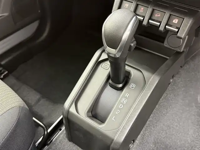 スズキ ジムニー XC 大阪府 2025(令7)年 0.1千km ミディアムグレー 登録済未使用車/４駆/インタークーラーターボ/デュアルセンサーブレーキサポート/レーンキープアシスト/横滑り防止装置/クルーズコントロール/オートライト/コーナーセンサー後ろ/アイドリングストップ/ヒーテッドドアミラー/背面タイヤ/純正16インチアルミホイール/シートヒーター　D+N席