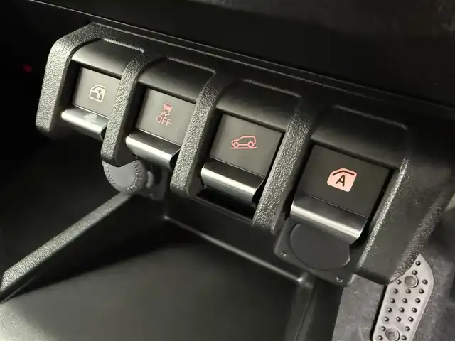 スズキ ジムニー XC 大阪府 2025(令7)年 0.1千km ミディアムグレー 登録済未使用車/４駆/インタークーラーターボ/デュアルセンサーブレーキサポート/レーンキープアシスト/横滑り防止装置/クルーズコントロール/オートライト/コーナーセンサー後ろ/アイドリングストップ/ヒーテッドドアミラー/背面タイヤ/純正16インチアルミホイール/シートヒーター　D+N席