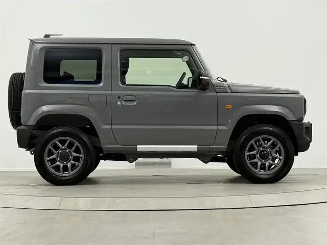 スズキ ジムニー XC 大阪府 2025(令7)年 0.1千km ミディアムグレー 登録済未使用車/４駆/インタークーラーターボ/デュアルセンサーブレーキサポート/レーンキープアシスト/横滑り防止装置/クルーズコントロール/オートライト/コーナーセンサー後ろ/アイドリングストップ/ヒーテッドドアミラー/背面タイヤ/純正16インチアルミホイール/シートヒーター　D+N席