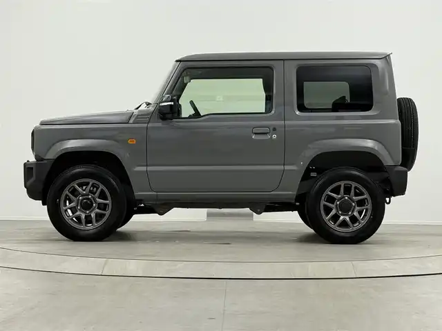 スズキ ジムニー XC 大阪府 2025(令7)年 0.1千km ミディアムグレー 登録済未使用車/４駆/インタークーラーターボ/デュアルセンサーブレーキサポート/レーンキープアシスト/横滑り防止装置/クルーズコントロール/オートライト/コーナーセンサー後ろ/アイドリングストップ/ヒーテッドドアミラー/背面タイヤ/純正16インチアルミホイール/シートヒーター　D+N席