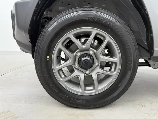 スズキ ジムニー XC 大阪府 2025(令7)年 0.1千km ミディアムグレー 登録済未使用車/４駆/インタークーラーターボ/デュアルセンサーブレーキサポート/レーンキープアシスト/横滑り防止装置/クルーズコントロール/オートライト/コーナーセンサー後ろ/アイドリングストップ/ヒーテッドドアミラー/背面タイヤ/純正16インチアルミホイール/シートヒーター　D+N席