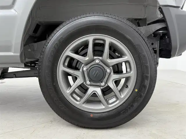 スズキ ジムニー XC 大阪府 2025(令7)年 0.1千km ミディアムグレー 登録済未使用車/４駆/インタークーラーターボ/デュアルセンサーブレーキサポート/レーンキープアシスト/横滑り防止装置/クルーズコントロール/オートライト/コーナーセンサー後ろ/アイドリングストップ/ヒーテッドドアミラー/背面タイヤ/純正16インチアルミホイール/シートヒーター　D+N席