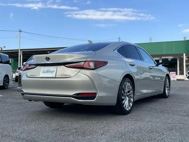 レクサス ＥＳ 300h バージョンL 千葉県 2018(平30)年 2.7万km アイスエクリュマイカメタリック ムーンルーフ/ホワイトレザーシート/マークレビンソンサウンドシステム/純正12.3インチSDナビ/・CD/DVD/MSV/Bluetooth/フルセグTV/パノラミックビューカメラ/デジタルアウターミラー/デジタルインナーミラー/レクサスセーフティシステム＋/・レーダークルーズコントロール/・プリクラッシュセーフティ/・レーンキープアシスト/・パーキングサポートブレーキ/・オートマチックハイビーム/・ブラインドスポットモニター/全席シートヒーター/前席シートベンチレーション/前席パワーシート/前後コーナーセンサー/パワートランクリッド/AC100V1500W電源/LEDヘッドランプ/オートライト/純正18インチアルミホイール/ウッドコンビステアリング/ヘッドアップディスプレイ/ステアリングヒーター/パドルシフト/左右独立オートエアコン/スマートエントリー/ビルトインETC2.0/サイド＆カーテンエアバッグ