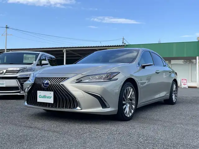 レクサス ＥＳ 300h バージョンL 千葉県 2018(平30)年 2.7万km アイスエクリュマイカメタリック ムーンルーフ/ホワイトレザーシート/マークレビンソンサウンドシステム/純正12.3インチSDナビ/・CD/DVD/MSV/Bluetooth/フルセグTV/パノラミックビューカメラ/デジタルアウターミラー/デジタルインナーミラー/レクサスセーフティシステム＋/・レーダークルーズコントロール/・プリクラッシュセーフティ/・レーンキープアシスト/・パーキングサポートブレーキ/・オートマチックハイビーム/・ブラインドスポットモニター/全席シートヒーター/前席シートベンチレーション/前席パワーシート/前後コーナーセンサー/パワートランクリッド/AC100V1500W電源/LEDヘッドランプ/オートライト/純正18インチアルミホイール/ウッドコンビステアリング/ヘッドアップディスプレイ/ステアリングヒーター/パドルシフト/左右独立オートエアコン/スマートエントリー/ビルトインETC2.0/サイド＆カーテンエアバッグ