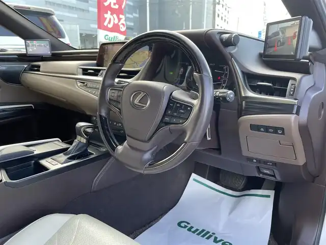 レクサス ＥＳ 300h バージョンL 千葉県 2018(平30)年 2.7万km アイスエクリュマイカメタリック ムーンルーフ/ホワイトレザーシート/マークレビンソンサウンドシステム/純正12.3インチSDナビ/・CD/DVD/MSV/Bluetooth/フルセグTV/パノラミックビューカメラ/デジタルアウターミラー/デジタルインナーミラー/レクサスセーフティシステム＋/・レーダークルーズコントロール/・プリクラッシュセーフティ/・レーンキープアシスト/・パーキングサポートブレーキ/・オートマチックハイビーム/・ブラインドスポットモニター/全席シートヒーター/前席シートベンチレーション/前席パワーシート/前後コーナーセンサー/パワートランクリッド/AC100V1500W電源/LEDヘッドランプ/オートライト/純正18インチアルミホイール/ウッドコンビステアリング/ヘッドアップディスプレイ/ステアリングヒーター/パドルシフト/左右独立オートエアコン/スマートエントリー/ビルトインETC2.0/サイド＆カーテンエアバッグ