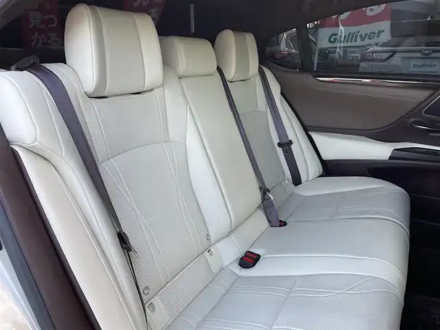 レクサス ＥＳ 300h バージョンL 千葉県 2018(平30)年 2.7万km アイスエクリュマイカメタリック ムーンルーフ/ホワイトレザーシート/マークレビンソンサウンドシステム/純正12.3インチSDナビ/・CD/DVD/MSV/Bluetooth/フルセグTV/パノラミックビューカメラ/デジタルアウターミラー/デジタルインナーミラー/レクサスセーフティシステム＋/・レーダークルーズコントロール/・プリクラッシュセーフティ/・レーンキープアシスト/・パーキングサポートブレーキ/・オートマチックハイビーム/・ブラインドスポットモニター/全席シートヒーター/前席シートベンチレーション/前席パワーシート/前後コーナーセンサー/パワートランクリッド/AC100V1500W電源/LEDヘッドランプ/オートライト/純正18インチアルミホイール/ウッドコンビステアリング/ヘッドアップディスプレイ/ステアリングヒーター/パドルシフト/左右独立オートエアコン/スマートエントリー/ビルトインETC2.0/サイド＆カーテンエアバッグ