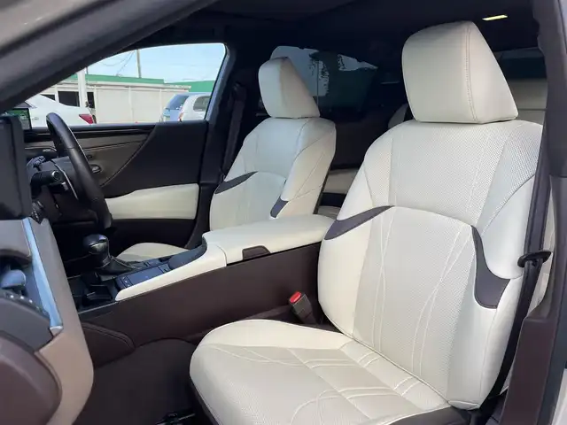 レクサス ＥＳ 300h バージョンL 千葉県 2018(平30)年 2.7万km アイスエクリュマイカメタリック ムーンルーフ/ホワイトレザーシート/マークレビンソンサウンドシステム/純正12.3インチSDナビ/・CD/DVD/MSV/Bluetooth/フルセグTV/パノラミックビューカメラ/デジタルアウターミラー/デジタルインナーミラー/レクサスセーフティシステム＋/・レーダークルーズコントロール/・プリクラッシュセーフティ/・レーンキープアシスト/・パーキングサポートブレーキ/・オートマチックハイビーム/・ブラインドスポットモニター/全席シートヒーター/前席シートベンチレーション/前席パワーシート/前後コーナーセンサー/パワートランクリッド/AC100V1500W電源/LEDヘッドランプ/オートライト/純正18インチアルミホイール/ウッドコンビステアリング/ヘッドアップディスプレイ/ステアリングヒーター/パドルシフト/左右独立オートエアコン/スマートエントリー/ビルトインETC2.0/サイド＆カーテンエアバッグ