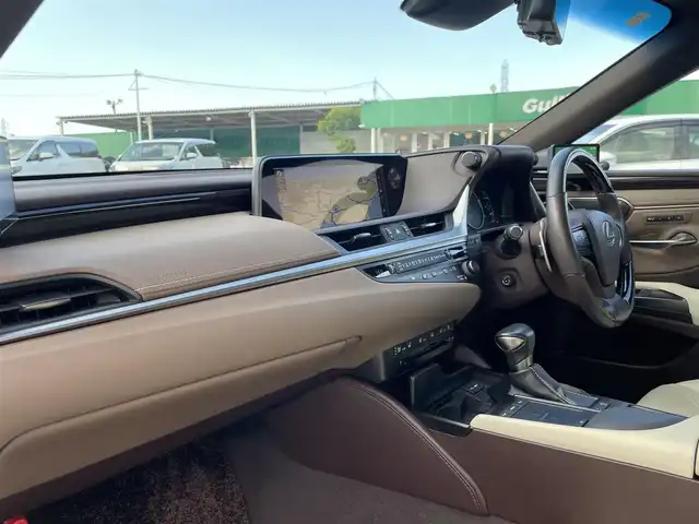 レクサス ＥＳ 300h バージョンL 千葉県 2018(平30)年 2.7万km アイスエクリュマイカメタリック ムーンルーフ/ホワイトレザーシート/マークレビンソンサウンドシステム/純正12.3インチSDナビ/・CD/DVD/MSV/Bluetooth/フルセグTV/パノラミックビューカメラ/デジタルアウターミラー/デジタルインナーミラー/レクサスセーフティシステム＋/・レーダークルーズコントロール/・プリクラッシュセーフティ/・レーンキープアシスト/・パーキングサポートブレーキ/・オートマチックハイビーム/・ブラインドスポットモニター/全席シートヒーター/前席シートベンチレーション/前席パワーシート/前後コーナーセンサー/パワートランクリッド/AC100V1500W電源/LEDヘッドランプ/オートライト/純正18インチアルミホイール/ウッドコンビステアリング/ヘッドアップディスプレイ/ステアリングヒーター/パドルシフト/左右独立オートエアコン/スマートエントリー/ビルトインETC2.0/サイド＆カーテンエアバッグ