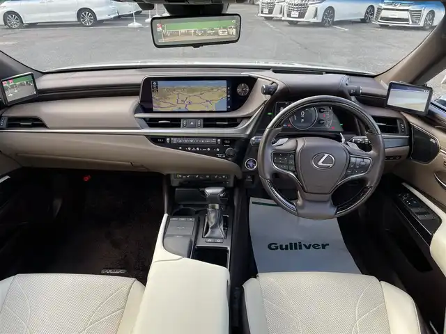 レクサス ＥＳ 300h バージョンL 千葉県 2018(平30)年 2.7万km アイスエクリュマイカメタリック ムーンルーフ/ホワイトレザーシート/マークレビンソンサウンドシステム/純正12.3インチSDナビ/・CD/DVD/MSV/Bluetooth/フルセグTV/パノラミックビューカメラ/デジタルアウターミラー/デジタルインナーミラー/レクサスセーフティシステム＋/・レーダークルーズコントロール/・プリクラッシュセーフティ/・レーンキープアシスト/・パーキングサポートブレーキ/・オートマチックハイビーム/・ブラインドスポットモニター/全席シートヒーター/前席シートベンチレーション/前席パワーシート/前後コーナーセンサー/パワートランクリッド/AC100V1500W電源/LEDヘッドランプ/オートライト/純正18インチアルミホイール/ウッドコンビステアリング/ヘッドアップディスプレイ/ステアリングヒーター/パドルシフト/左右独立オートエアコン/スマートエントリー/ビルトインETC2.0/サイド＆カーテンエアバッグ