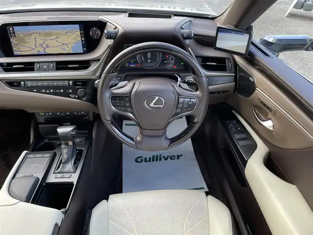 レクサス ＥＳ 300h バージョンL 千葉県 2018(平30)年 2.7万km アイスエクリュマイカメタリック ムーンルーフ/ホワイトレザーシート/マークレビンソンサウンドシステム/純正12.3インチSDナビ/・CD/DVD/MSV/Bluetooth/フルセグTV/パノラミックビューカメラ/デジタルアウターミラー/デジタルインナーミラー/レクサスセーフティシステム＋/・レーダークルーズコントロール/・プリクラッシュセーフティ/・レーンキープアシスト/・パーキングサポートブレーキ/・オートマチックハイビーム/・ブラインドスポットモニター/全席シートヒーター/前席シートベンチレーション/前席パワーシート/前後コーナーセンサー/パワートランクリッド/AC100V1500W電源/LEDヘッドランプ/オートライト/純正18インチアルミホイール/ウッドコンビステアリング/ヘッドアップディスプレイ/ステアリングヒーター/パドルシフト/左右独立オートエアコン/スマートエントリー/ビルトインETC2.0/サイド＆カーテンエアバッグ