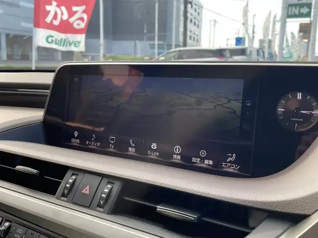 レクサス ＥＳ 300h バージョンL 千葉県 2018(平30)年 2.7万km アイスエクリュマイカメタリック ムーンルーフ/ホワイトレザーシート/マークレビンソンサウンドシステム/純正12.3インチSDナビ/・CD/DVD/MSV/Bluetooth/フルセグTV/パノラミックビューカメラ/デジタルアウターミラー/デジタルインナーミラー/レクサスセーフティシステム＋/・レーダークルーズコントロール/・プリクラッシュセーフティ/・レーンキープアシスト/・パーキングサポートブレーキ/・オートマチックハイビーム/・ブラインドスポットモニター/全席シートヒーター/前席シートベンチレーション/前席パワーシート/前後コーナーセンサー/パワートランクリッド/AC100V1500W電源/LEDヘッドランプ/オートライト/純正18インチアルミホイール/ウッドコンビステアリング/ヘッドアップディスプレイ/ステアリングヒーター/パドルシフト/左右独立オートエアコン/スマートエントリー/ビルトインETC2.0/サイド＆カーテンエアバッグ
