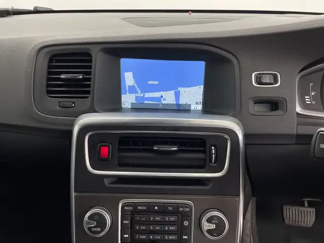 ボルボ Ｖ６０ D4 SE 鹿児島県 2016(平28)年 9.6万km アイスホワイト 純正HDDナビ/(フルセグTV/Bluetooth/DVD/AUX/USB/HDD)/バックカメラ/ETC/レーダークルーズコントロール/ブラインドスポットモニター/前後ドライブレコーダー/パワーシート/シートメモリ―/社外レーダー探知機/前席シートヒーター/ステアリングヒーター/純正18インチアルミホイール/純正フロアマット/パドルシフト