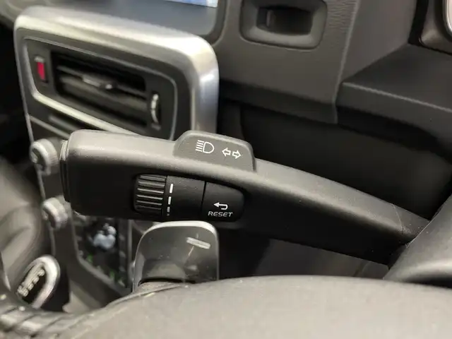 ボルボ Ｖ６０ D4 SE 鹿児島県 2016(平28)年 9.6万km アイスホワイト 純正HDDナビ/(フルセグTV/Bluetooth/DVD/AUX/USB/HDD)/バックカメラ/ETC/レーダークルーズコントロール/ブラインドスポットモニター/前後ドライブレコーダー/パワーシート/シートメモリ―/社外レーダー探知機/前席シートヒーター/ステアリングヒーター/純正18インチアルミホイール/純正フロアマット/パドルシフト