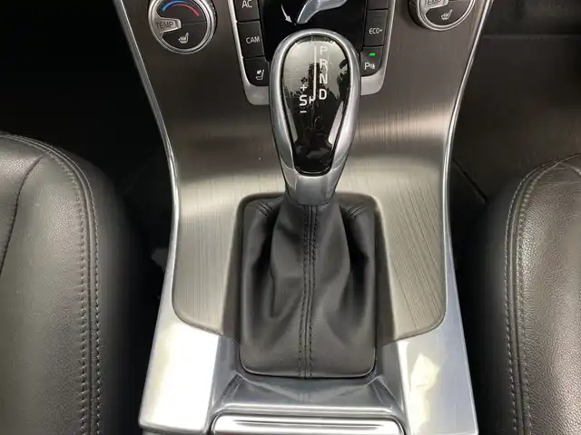 ボルボ Ｖ６０ D4 SE 鹿児島県 2016(平28)年 9.6万km アイスホワイト 純正HDDナビ/(フルセグTV/Bluetooth/DVD/AUX/USB/HDD)/バックカメラ/ETC/レーダークルーズコントロール/ブラインドスポットモニター/前後ドライブレコーダー/パワーシート/シートメモリ―/社外レーダー探知機/前席シートヒーター/ステアリングヒーター/純正18インチアルミホイール/純正フロアマット/パドルシフト