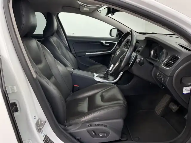 ボルボ Ｖ６０ D4 SE 鹿児島県 2016(平28)年 9.6万km アイスホワイト 純正HDDナビ/(フルセグTV/Bluetooth/DVD/AUX/USB/HDD)/バックカメラ/ETC/レーダークルーズコントロール/ブラインドスポットモニター/前後ドライブレコーダー/パワーシート/シートメモリ―/社外レーダー探知機/前席シートヒーター/ステアリングヒーター/純正18インチアルミホイール/純正フロアマット/パドルシフト