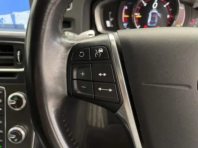 ボルボ Ｖ６０ D4 SE 鹿児島県 2016(平28)年 9.6万km アイスホワイト 純正HDDナビ/(フルセグTV/Bluetooth/DVD/AUX/USB/HDD)/バックカメラ/ETC/レーダークルーズコントロール/ブラインドスポットモニター/前後ドライブレコーダー/パワーシート/シートメモリ―/社外レーダー探知機/前席シートヒーター/ステアリングヒーター/純正18インチアルミホイール/純正フロアマット/パドルシフト