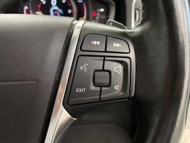 ボルボ Ｖ６０ D4 SE 鹿児島県 2016(平28)年 9.6万km アイスホワイト 純正HDDナビ/(フルセグTV/Bluetooth/DVD/AUX/USB/HDD)/バックカメラ/ETC/レーダークルーズコントロール/ブラインドスポットモニター/前後ドライブレコーダー/パワーシート/シートメモリ―/社外レーダー探知機/前席シートヒーター/ステアリングヒーター/純正18インチアルミホイール/純正フロアマット/パドルシフト