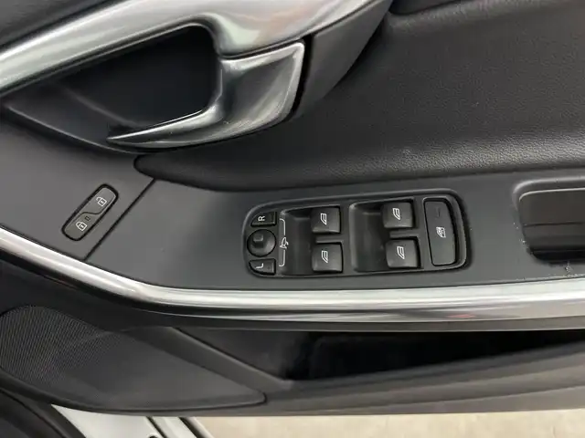 ボルボ Ｖ６０ D4 SE 鹿児島県 2016(平28)年 9.6万km アイスホワイト 純正HDDナビ/(フルセグTV/Bluetooth/DVD/AUX/USB/HDD)/バックカメラ/ETC/レーダークルーズコントロール/ブラインドスポットモニター/前後ドライブレコーダー/パワーシート/シートメモリ―/社外レーダー探知機/前席シートヒーター/ステアリングヒーター/純正18インチアルミホイール/純正フロアマット/パドルシフト