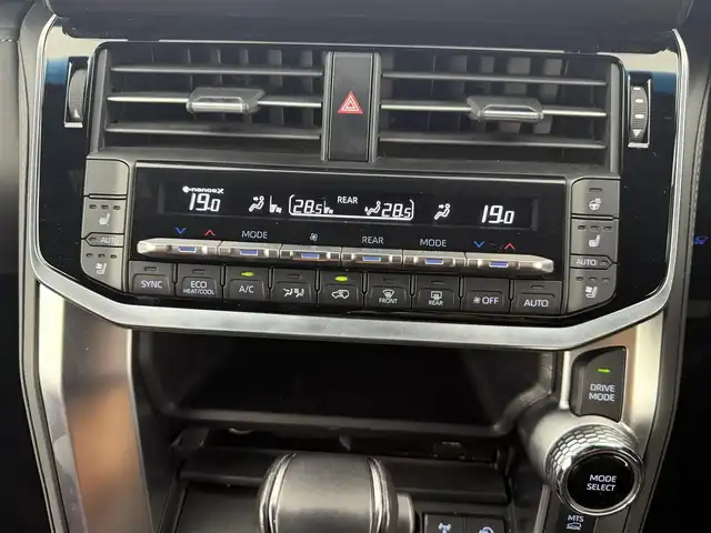 トヨタ ランドクルーザー GRスポーツ 愛知県 2022(令4)年 3.1万km プレシャスホワイトパール ４WD/トヨタセーフティーセンス/・プリクラッシュ/・レーンキープアシスト/・レーンディパラーチャー/・・レーダークルーズコントロール/サンルーフ/純正8型ディスプレイナビ/・Bluetooth/・フルセグTV/ブラインドスポットモニター/シートヒーター/エアシート/パワーシート/AC100V/ETC２．０/ルーフレール/ステアリングヒーター/パワーバックドア/HUD/純正18インチAW/純正LEDライト