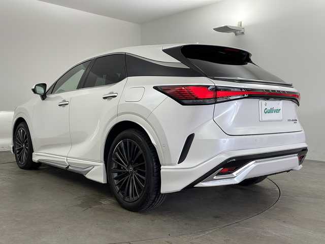 レクサス ＲＸ 450h+ バージョンL 兵庫県 2023(令5)年 2万km ソニッククォーツ ・ワンオーナー車/・14インチタッチディスプレイオーディオPlus/USB/TV/Miracast/・パノラミックビューモニター/・デジタルインナーミラー/・ドライブレコーダー/・ビルトインETC2.0/・ワイヤレス充電/・革シート/・モデリスタエアロ/・Lexus Teammate/・Advanced Drive（渋滞時支援）/・Advanced Park（リモート機能付）/・パーキングサポートブレーキ/・Lexus Safety System ＋/・プリクラッシュセーフティ/・レーンディパーチャーアラート/・レーントレーシングアシスト/・レーンチェンジアシスト/・レーダークルーズコントロール（全車速追従機能付） /・アダプティブハイビームシステム/・ロードサインアシスト/・発進遅れ告知機能/・ドライバー異常時対応システム /・ドライバーモニター/・フロントクロストラフィックアラート/・プロアクティブドライビングアシスト/・後方車両接近告知/・周辺車両接近時サポート/・後方車両への接近警報/・ダウンヒルアシストコントロール/・ヘッドアップディスプレイ/・パドルシフト/・3眼LEDライト/・スマートキー/・パワーバックドア/・全席シートヒーター/・全席エアシート