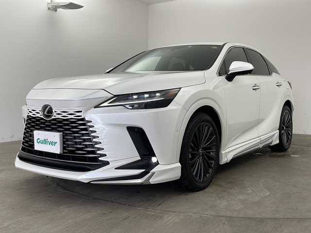 レクサス ＲＸ 450h+ バージョンL 兵庫県 2023(令5)年 2万km ソニッククォーツ ・ワンオーナー車/・14インチタッチディスプレイオーディオPlus/USB/TV/Miracast/・パノラミックビューモニター/・デジタルインナーミラー/・ドライブレコーダー/・ビルトインETC2.0/・ワイヤレス充電/・革シート/・モデリスタエアロ/・Lexus Teammate/・Advanced Drive（渋滞時支援）/・Advanced Park（リモート機能付）/・パーキングサポートブレーキ/・Lexus Safety System ＋/・プリクラッシュセーフティ/・レーンディパーチャーアラート/・レーントレーシングアシスト/・レーンチェンジアシスト/・レーダークルーズコントロール（全車速追従機能付） /・アダプティブハイビームシステム/・ロードサインアシスト/・発進遅れ告知機能/・ドライバー異常時対応システム /・ドライバーモニター/・フロントクロストラフィックアラート/・プロアクティブドライビングアシスト/・後方車両接近告知/・周辺車両接近時サポート/・後方車両への接近警報/・ダウンヒルアシストコントロール/・ヘッドアップディスプレイ/・パドルシフト/・3眼LEDライト/・スマートキー/・パワーバックドア/・全席シートヒーター/・全席エアシート