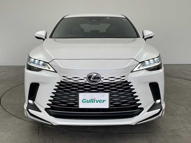 レクサス ＲＸ 450h+ バージョンL 兵庫県 2023(令5)年 2万km ソニッククォーツ ・ワンオーナー車/・14インチタッチディスプレイオーディオPlus/USB/TV/Miracast/・パノラミックビューモニター/・デジタルインナーミラー/・ドライブレコーダー/・ビルトインETC2.0/・ワイヤレス充電/・革シート/・モデリスタエアロ/・Lexus Teammate/・Advanced Drive（渋滞時支援）/・Advanced Park（リモート機能付）/・パーキングサポートブレーキ/・Lexus Safety System ＋/・プリクラッシュセーフティ/・レーンディパーチャーアラート/・レーントレーシングアシスト/・レーンチェンジアシスト/・レーダークルーズコントロール（全車速追従機能付） /・アダプティブハイビームシステム/・ロードサインアシスト/・発進遅れ告知機能/・ドライバー異常時対応システム /・ドライバーモニター/・フロントクロストラフィックアラート/・プロアクティブドライビングアシスト/・後方車両接近告知/・周辺車両接近時サポート/・後方車両への接近警報/・ダウンヒルアシストコントロール/・ヘッドアップディスプレイ/・パドルシフト/・3眼LEDライト/・スマートキー/・パワーバックドア/・全席シートヒーター/・全席エアシート