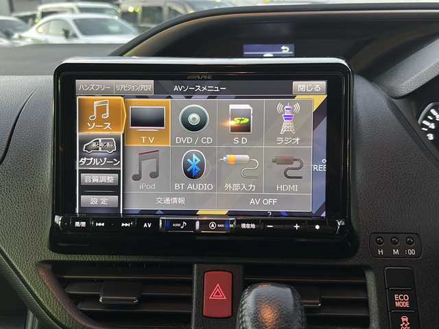 トヨタ ヴォクシー ZS 煌 佐賀県 2015(平27)年 9.7万km アイスチタニウムマイカメタリック エンジンスタートボタン/保証書/取扱説明書/記録簿/MTモード付AT/アイドリングストップ/スマートキー/スペアキー有/Bluetooth接続/後席用モニター/CD再生/USB入力端子/ビルトインETC/バックカメラ/ワンセグTV/メモリナビ/３列シート/前後ドライブレコーダー/ウォークスルー/両側パワースライドドア/ABS/純正アルミホイール/レーンキープアシスト/オートライト/LEDライト/革巻ステアリング/ステアリングスイッチ