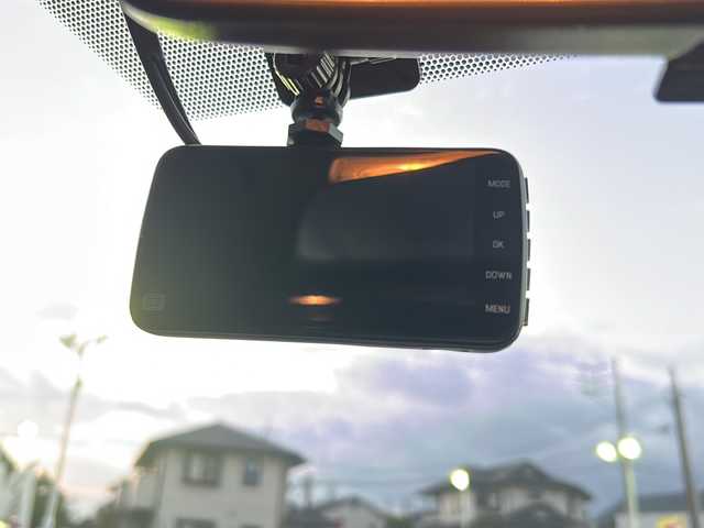 トヨタ ヴォクシー ZS 煌 佐賀県 2015(平27)年 9.7万km アイスチタニウムマイカメタリック エンジンスタートボタン/保証書/取扱説明書/記録簿/MTモード付AT/アイドリングストップ/スマートキー/スペアキー有/Bluetooth接続/後席用モニター/CD再生/USB入力端子/ビルトインETC/バックカメラ/ワンセグTV/メモリナビ/３列シート/前後ドライブレコーダー/ウォークスルー/両側パワースライドドア/ABS/純正アルミホイール/レーンキープアシスト/オートライト/LEDライト/革巻ステアリング/ステアリングスイッチ