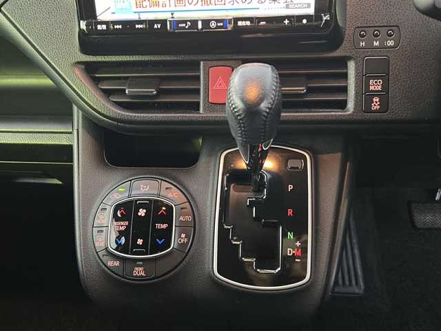 トヨタ ヴォクシー ZS 煌 佐賀県 2015(平27)年 9.7万km アイスチタニウムマイカメタリック エンジンスタートボタン/保証書/取扱説明書/記録簿/MTモード付AT/アイドリングストップ/スマートキー/スペアキー有/Bluetooth接続/後席用モニター/CD再生/USB入力端子/ビルトインETC/バックカメラ/ワンセグTV/メモリナビ/３列シート/前後ドライブレコーダー/ウォークスルー/両側パワースライドドア/ABS/純正アルミホイール/レーンキープアシスト/オートライト/LEDライト/革巻ステアリング/ステアリングスイッチ