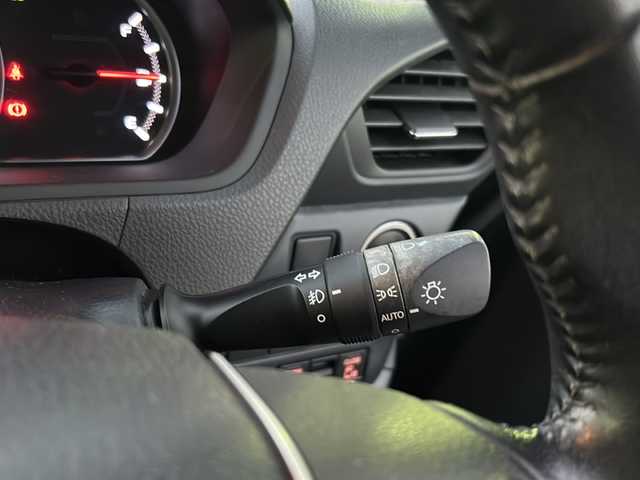 トヨタ ヴォクシー ZS 煌 佐賀県 2015(平27)年 9.7万km アイスチタニウムマイカメタリック エンジンスタートボタン/保証書/取扱説明書/記録簿/MTモード付AT/アイドリングストップ/スマートキー/スペアキー有/Bluetooth接続/後席用モニター/CD再生/USB入力端子/ビルトインETC/バックカメラ/ワンセグTV/メモリナビ/３列シート/前後ドライブレコーダー/ウォークスルー/両側パワースライドドア/ABS/純正アルミホイール/レーンキープアシスト/オートライト/LEDライト/革巻ステアリング/ステアリングスイッチ